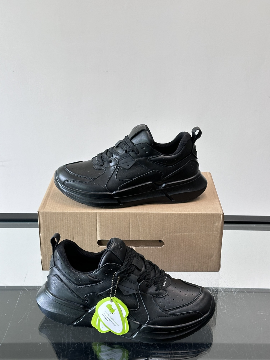 ​​ECCO 大经典 BIOM C​​，厚实的缓震大底、皮革鞋面的立体拼接、鞋舌上"BIOM"字样都是标志性特征。这款舒