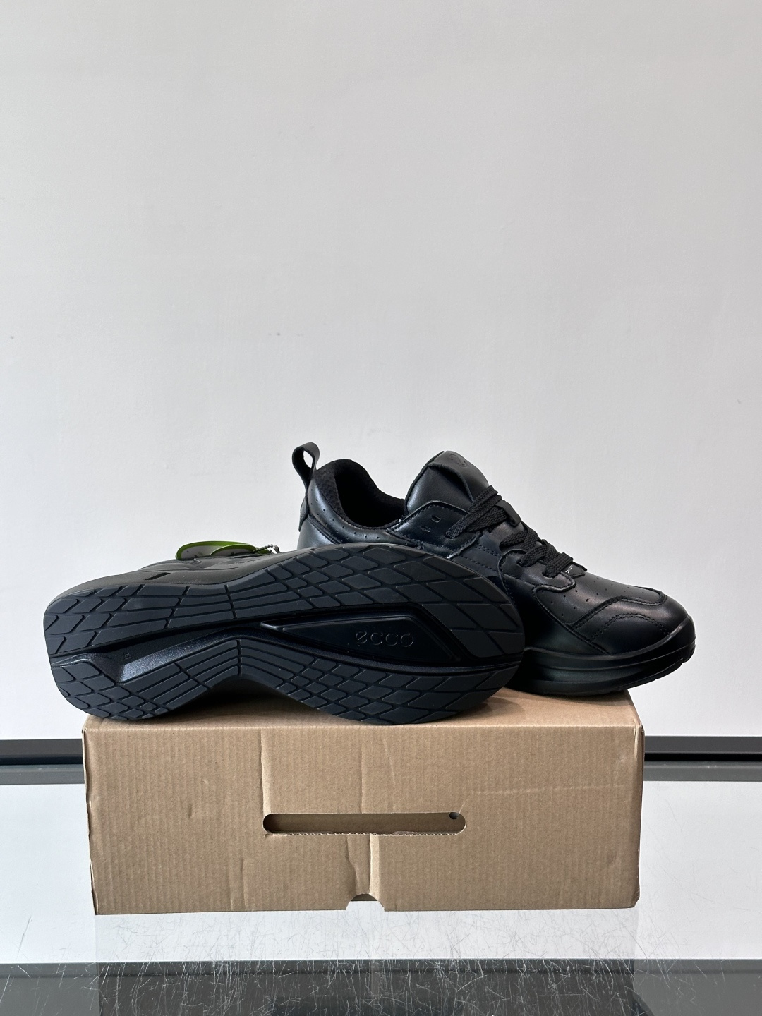 ​​ECCO 大经典 BIOM C​​，厚实的缓震大底、皮革鞋面的立体拼接、鞋舌上"BIOM"字样都是标志性特征。这款舒