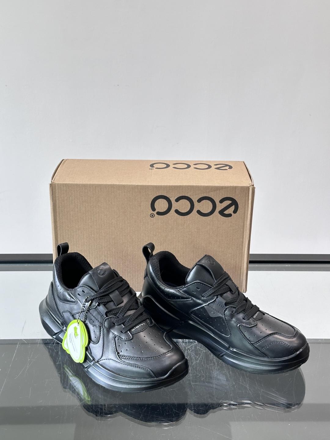 ​​ECCO 大经典 BIOM C​​，厚实的缓震大底、皮革鞋面的立体拼接、鞋舌上"BIOM"字样都是标志性特征。这款舒