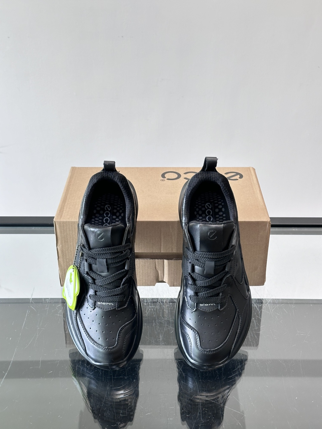 ​​ECCO 大经典 BIOM C​​，厚实的缓震大底、皮革鞋面的立体拼接、鞋舌上"BIOM"字样都是标志性特征。这款舒