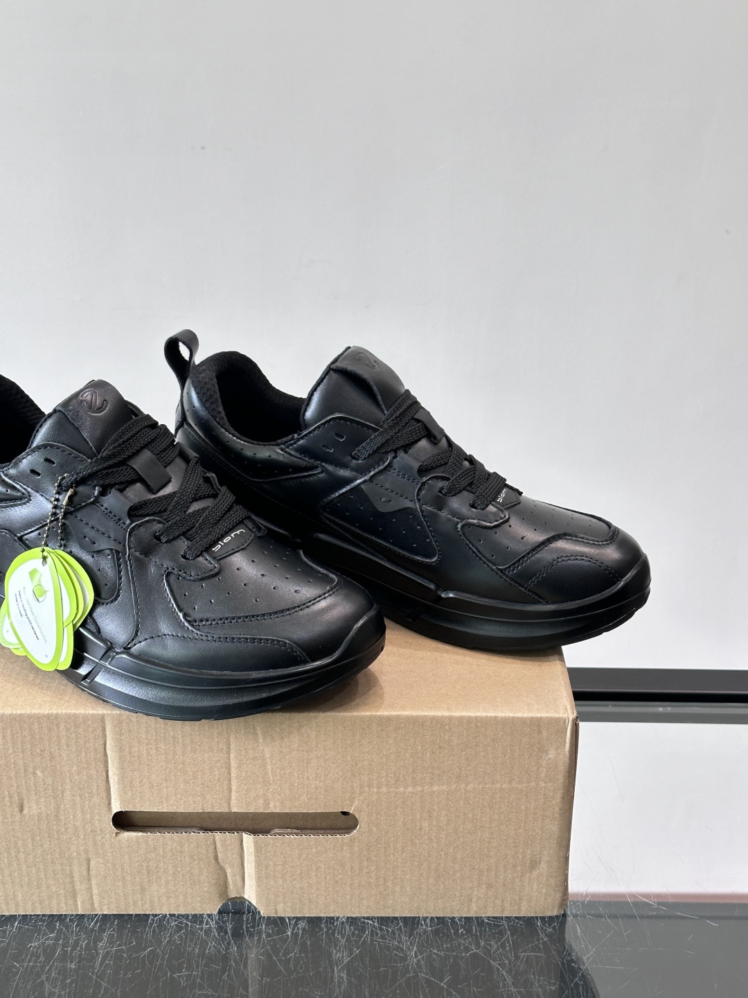 ​​ECCO 大经典 BIOM C​​，厚实的缓震大底、皮革鞋面的立体拼接、鞋舌上"BIOM"字样都是标志性特征。这款舒