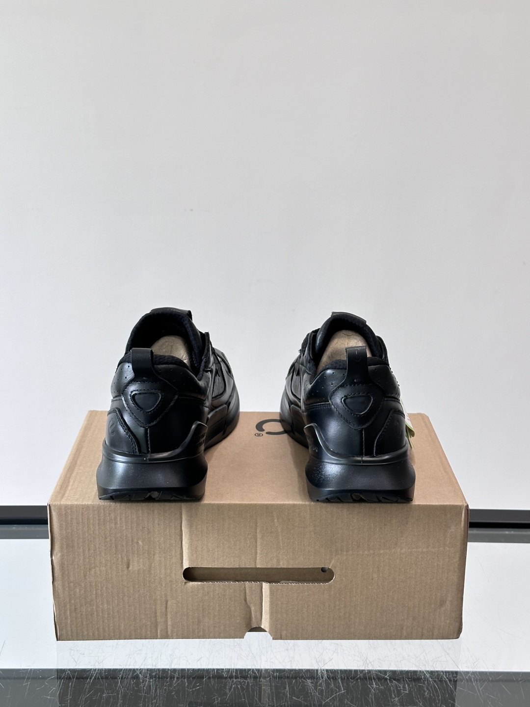 ​​ECCO 大经典 BIOM C​​，厚实的缓震大底、皮革鞋面的立体拼接、鞋舌上"BIOM"字样都是标志性特征。这款舒