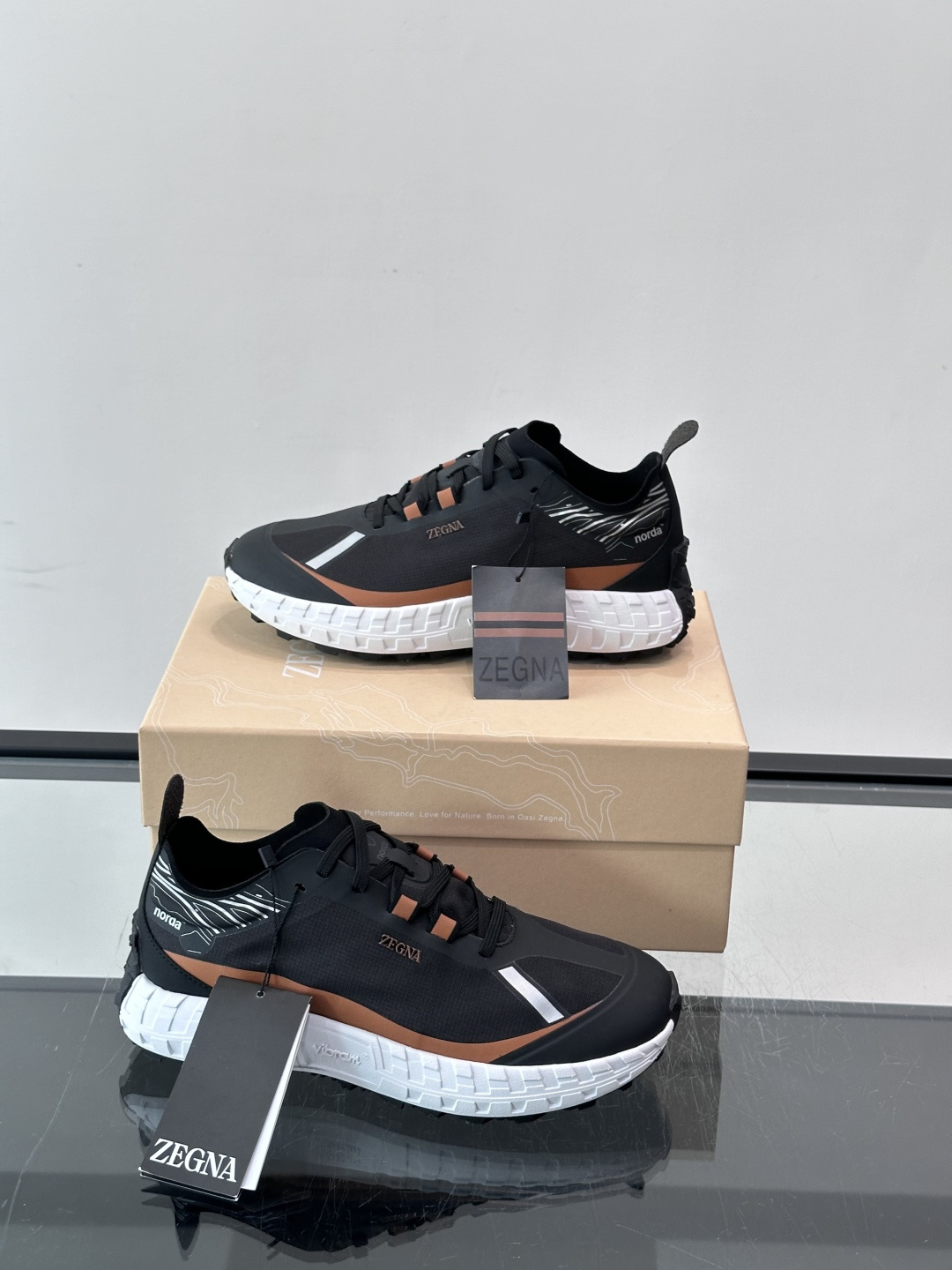 ZEGNA × Norda 联名越野跑鞋,针织网面鞋身搭配皮革拼接,鞋舌处有"ZEGNA"和"norda"双品牌 ZEGNA × Norda 联名越野跑鞋,针织网面鞋身搭配皮革拼接,鞋舌处有"ZEGNA"和"norda"双品牌