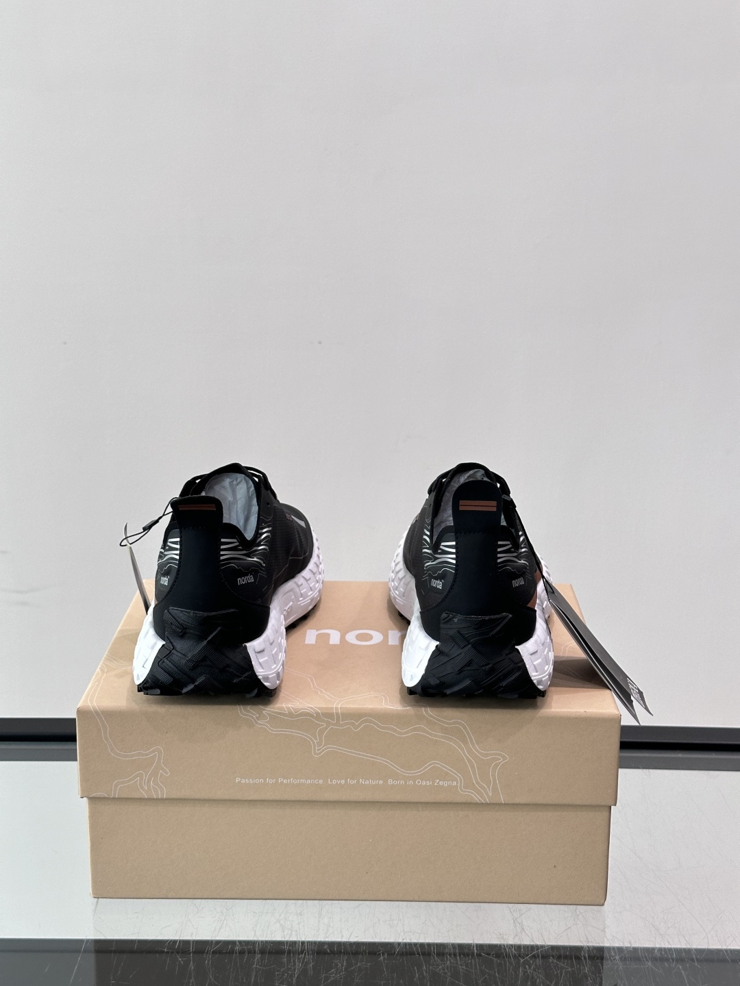 ZEGNA × Norda 联名越野跑鞋,针织网面鞋身搭配皮革拼接,鞋舌处有"ZEGNA"和"norda"双品牌 ZEGNA × Norda 联名越野跑鞋,针织网面鞋身搭配皮革拼接,鞋舌处有"ZEGNA"和"norda"双品牌