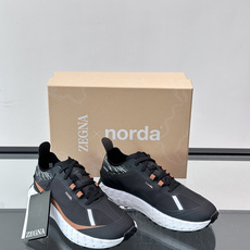 ZEGNA × Norda 联名越野跑鞋,针织网面鞋身搭配皮革拼接,鞋舌处有"ZEGNA"和"norda"双品牌 ZEGNA × Norda 联名越野跑鞋,针织网面鞋身搭配皮革拼接,鞋舌处有"ZEGNA"和"norda"双品牌