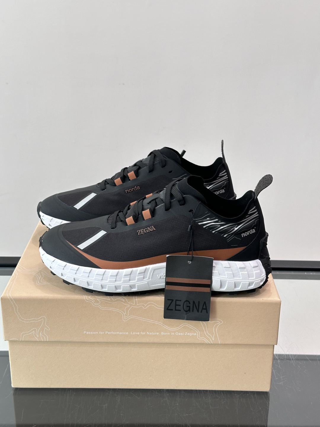 ZEGNA × Norda 联名越野跑鞋,针织网面鞋身搭配皮革拼接,鞋舌处有"ZEGNA"和"norda"双品牌 ZEGNA × Norda 联名越野跑鞋,针织网面鞋身搭配皮革拼接,鞋舌处有"ZEGNA"和"norda"双品牌