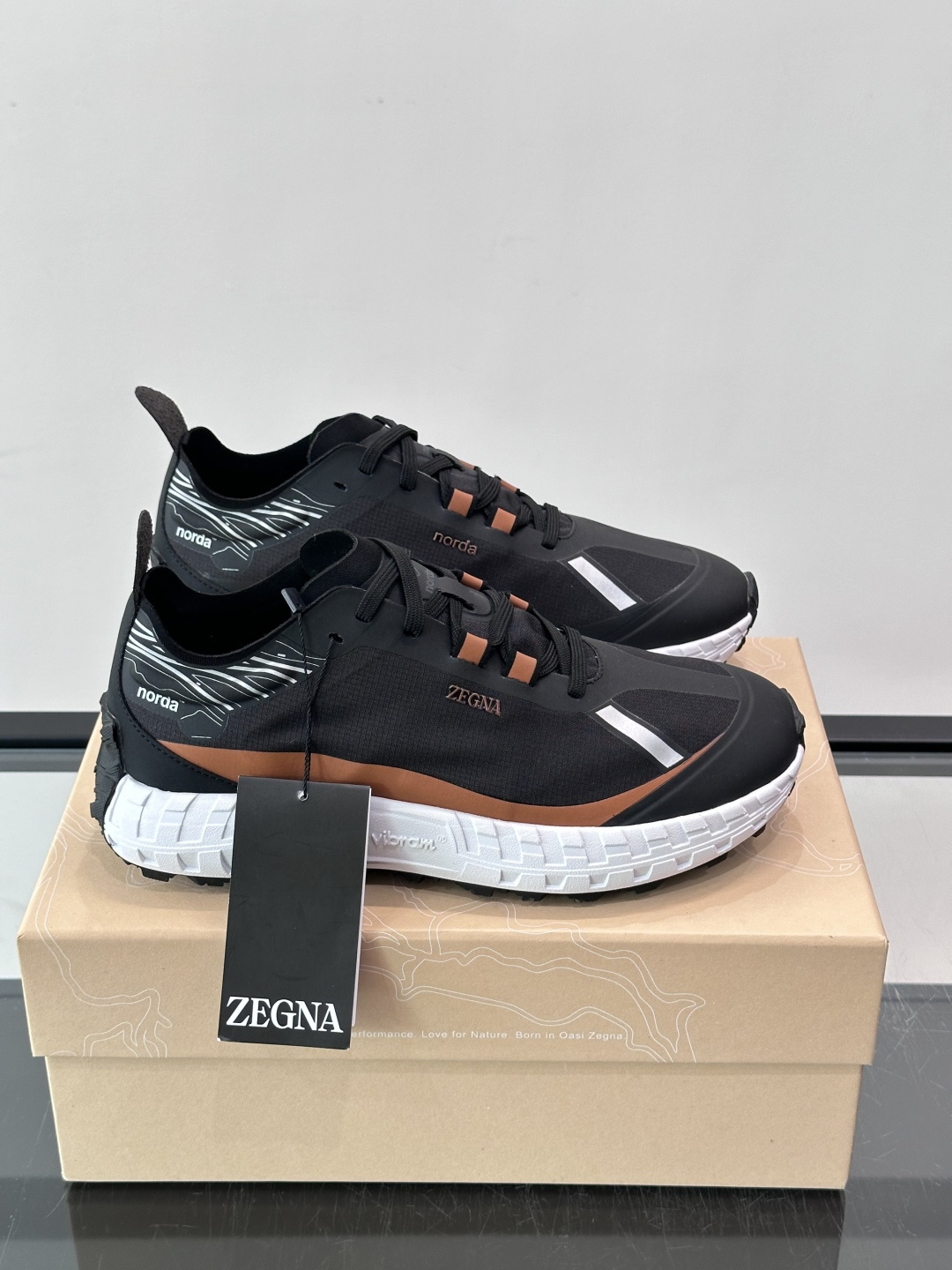 ZEGNA × Norda 联名越野跑鞋,针织网面鞋身搭配皮革拼接,鞋舌处有"ZEGNA"和"norda"双品牌 ZEGNA × Norda 联名越野跑鞋,针织网面鞋身搭配皮革拼接,鞋舌处有"ZEGNA"和"norda"双品牌