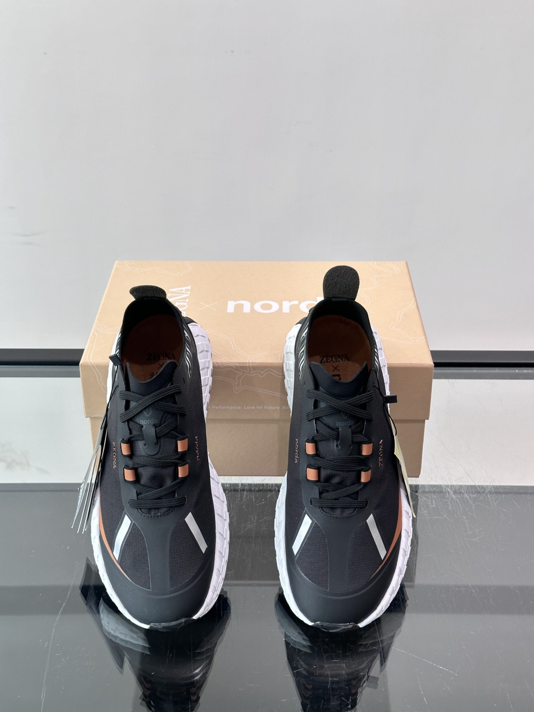 ZEGNA × Norda 联名越野跑鞋,针织网面鞋身搭配皮革拼接,鞋舌处有"ZEGNA"和"norda"双品牌 ZEGNA × Norda 联名越野跑鞋,针织网面鞋身搭配皮革拼接,鞋舌处有"ZEGNA"和"norda"双品牌