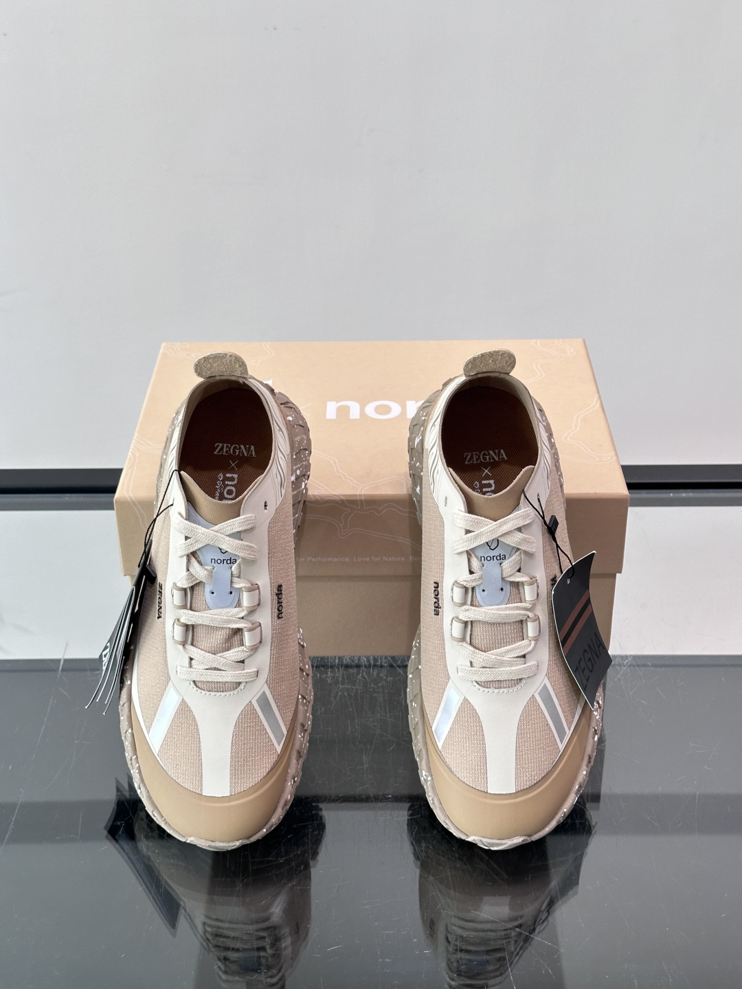 ZEGNA × Norda 联名越野跑鞋,针织网面鞋身搭配皮革拼接,鞋舌处有"ZEGNA"和"norda"双品牌 ZEGNA × Norda 联名越野跑鞋,针织网面鞋身搭配皮革拼接,鞋舌处有"ZEGNA"和"norda"双品牌