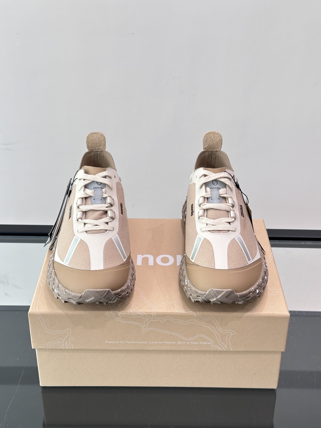 ZEGNA × Norda 联名越野跑鞋,针织网面鞋身搭配皮革拼接,鞋舌处有"ZEGNA"和"norda"双品牌 ZEGNA × Norda 联名越野跑鞋,针织网面鞋身搭配皮革拼接,鞋舌处有"ZEGNA"和"norda"双品牌