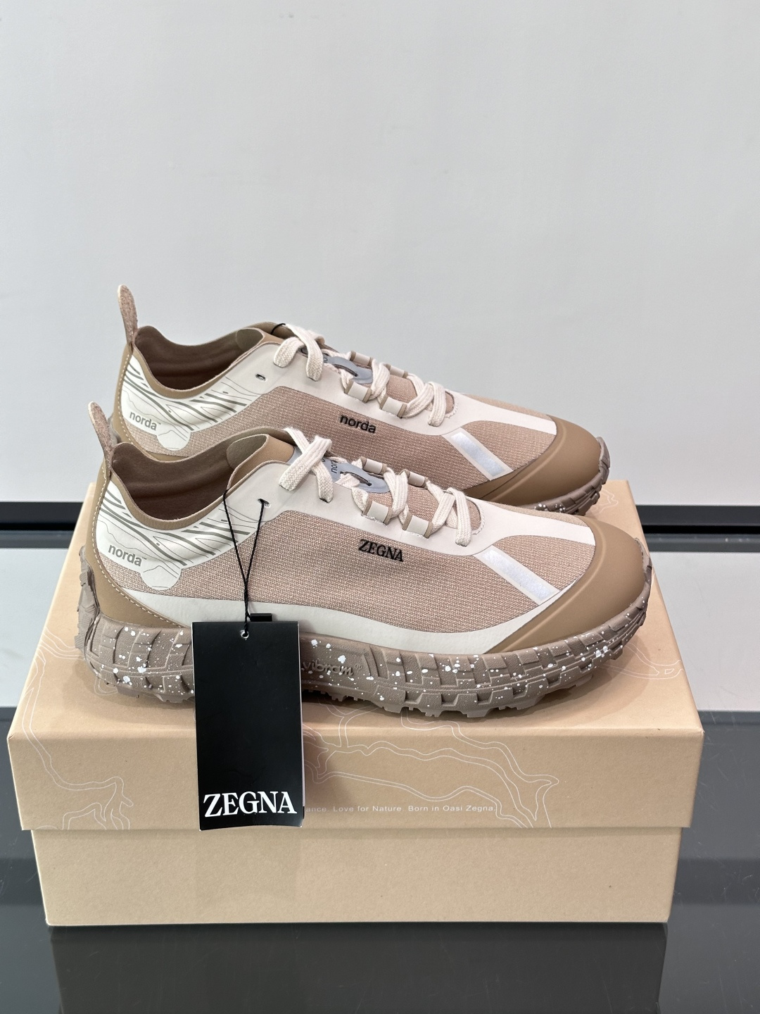 ZEGNA × Norda 联名越野跑鞋,针织网面鞋身搭配皮革拼接,鞋舌处有"ZEGNA"和"norda"双品牌 ZEGNA × Norda 联名越野跑鞋,针织网面鞋身搭配皮革拼接,鞋舌处有"ZEGNA"和"norda"双品牌