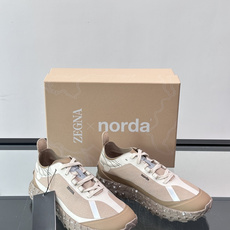 ZEGNA × Norda 联名越野跑鞋,针织网面鞋身搭配皮革拼接,鞋舌处有"ZEGNA"和"norda"双品牌 ZEGNA × Norda 联名越野跑鞋,针织网面鞋身搭配皮革拼接,鞋舌处有"ZEGNA"和"norda"双品牌