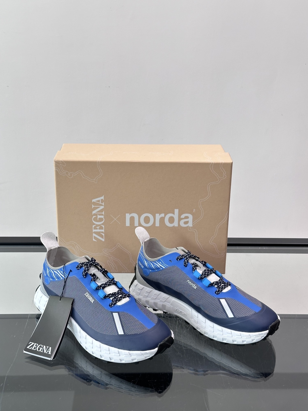 ZEGNA × Norda 联名越野跑鞋,针织网面鞋身搭配皮革拼接,鞋舌处有"ZEGNA"和"norda"双品牌 ZEGNA × Norda 联名越野跑鞋,针织网面鞋身搭配皮革拼接,鞋舌处有"ZEGNA"和"norda"双品牌