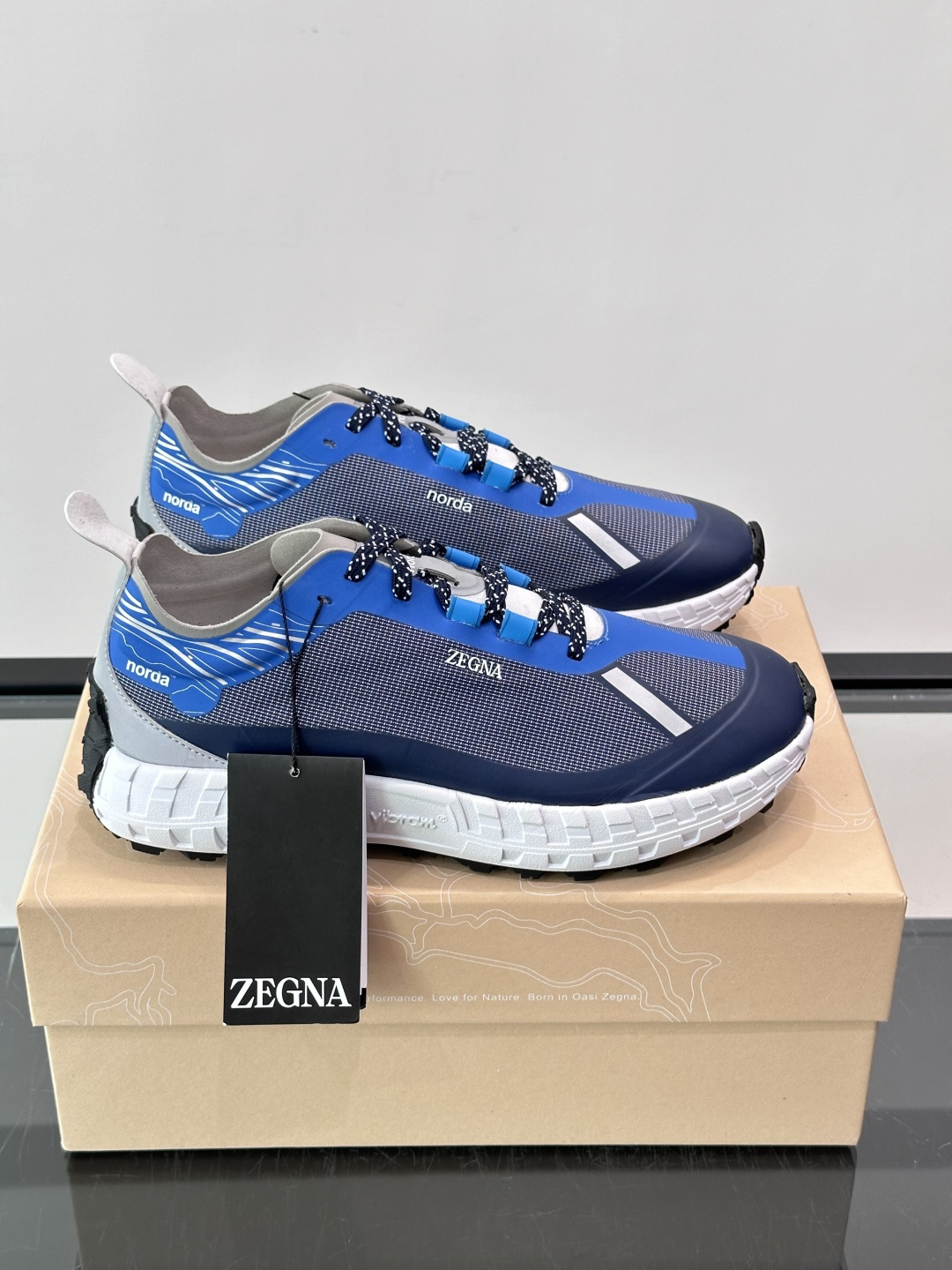 ZEGNA × Norda 联名越野跑鞋,针织网面鞋身搭配皮革拼接,鞋舌处有"ZEGNA"和"norda"双品牌 ZEGNA × Norda 联名越野跑鞋,针织网面鞋身搭配皮革拼接,鞋舌处有"ZEGNA"和"norda"双品牌