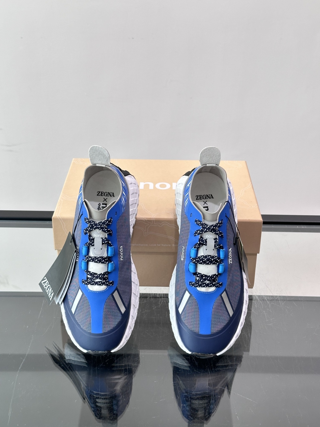 ZEGNA × Norda 联名越野跑鞋,针织网面鞋身搭配皮革拼接,鞋舌处有"ZEGNA"和"norda"双品牌 ZEGNA × Norda 联名越野跑鞋,针织网面鞋身搭配皮革拼接,鞋舌处有"ZEGNA"和"norda"双品牌