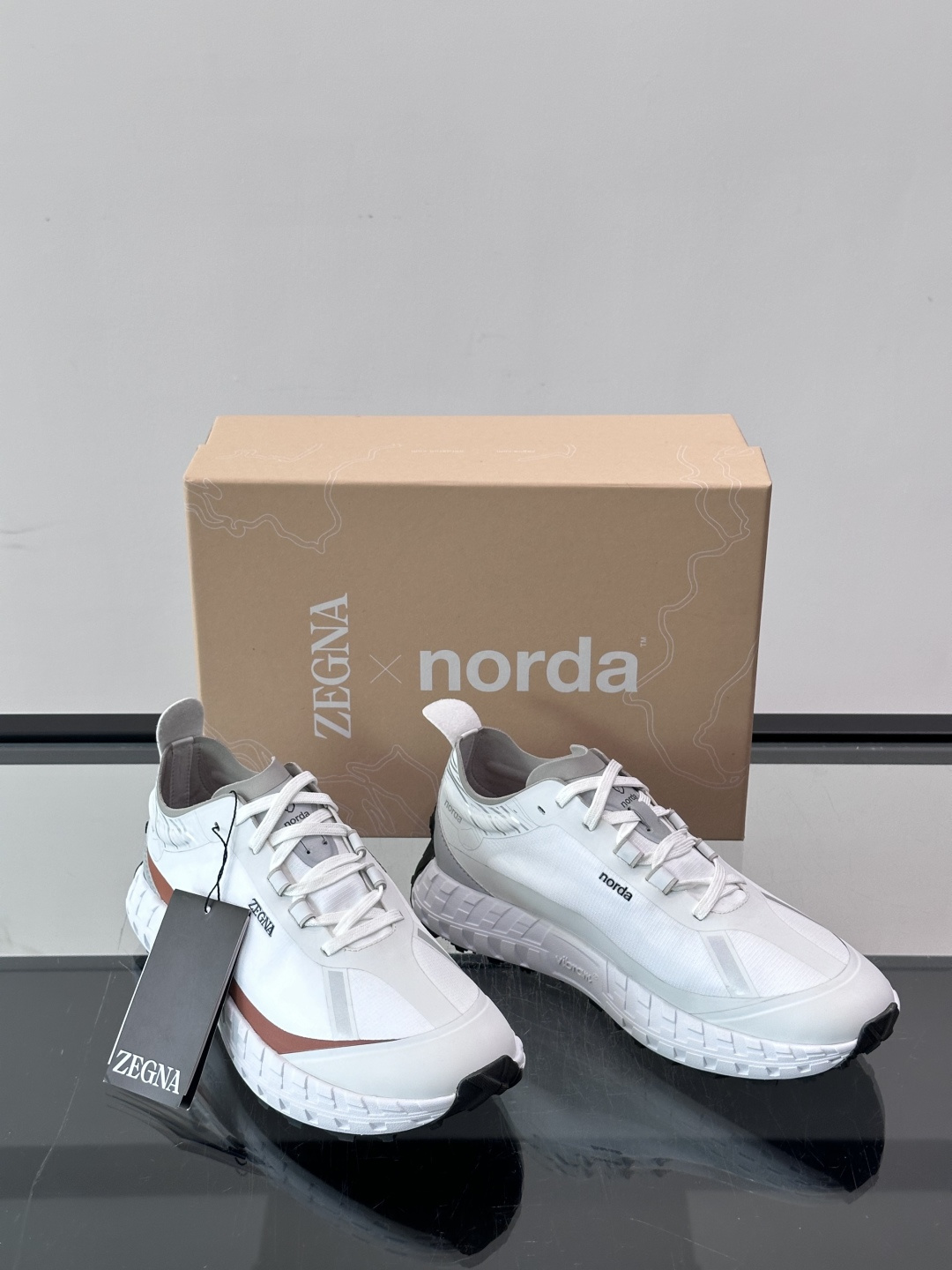 ZEGNA × Norda 联名越野跑鞋,针织网面鞋身搭配皮革拼接,鞋舌处有"ZEGNA"和"norda"双品牌 ZEGNA × Norda 联名越野跑鞋,针织网面鞋身搭配皮革拼接,鞋舌处有"ZEGNA"和"norda"双品牌