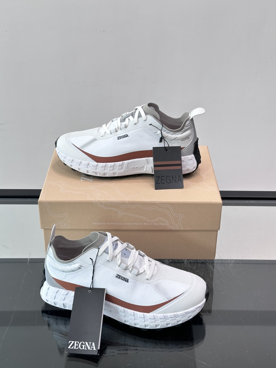 ZEGNA × Norda 联名越野跑鞋,针织网面鞋身搭配皮革拼接,鞋舌处有"ZEGNA"和"norda"双品牌 ZEGNA × Norda 联名越野跑鞋,针织网面鞋身搭配皮革拼接,鞋舌处有"ZEGNA"和"norda"双品牌