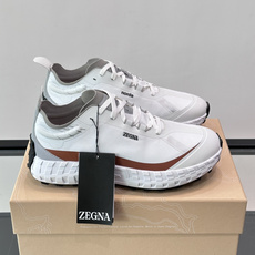 ZEGNA × Norda 联名越野跑鞋,针织网面鞋身搭配皮革拼接,鞋舌处有"ZEGNA"和"norda"双品牌 ZEGNA × Norda 联名越野跑鞋,针织网面鞋身搭配皮革拼接,鞋舌处有"ZEGNA"和"norda"双品牌