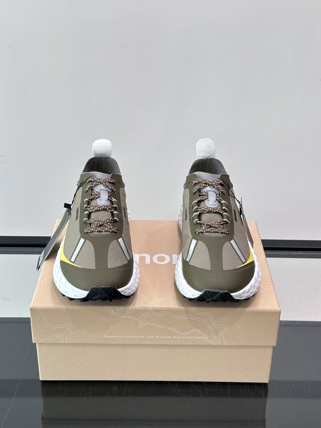 ZEGNA × Norda 联名越野跑鞋,针织网面鞋身搭配皮革拼接,鞋舌处有"ZEGNA"和"norda"双品牌 ZEGNA × Norda 联名越野跑鞋,针织网面鞋身搭配皮革拼接,鞋舌处有"ZEGNA"和"norda"双品牌