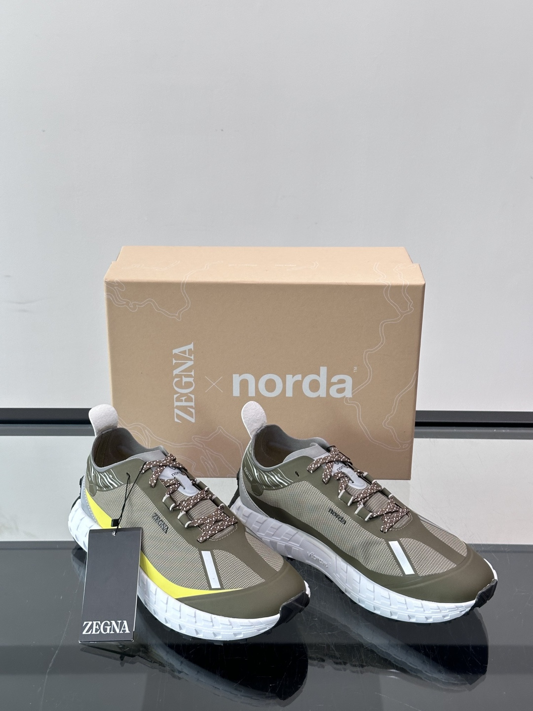 ZEGNA × Norda 联名越野跑鞋,针织网面鞋身搭配皮革拼接,鞋舌处有"ZEGNA"和"norda"双品牌 ZEGNA × Norda 联名越野跑鞋,针织网面鞋身搭配皮革拼接,鞋舌处有"ZEGNA"和"norda"双品牌