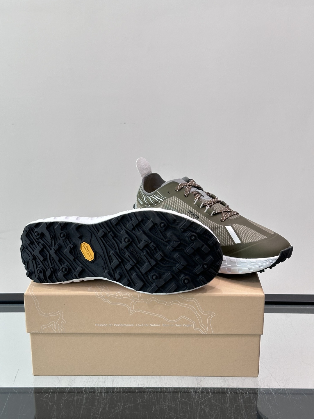 ZEGNA × Norda 联名越野跑鞋,针织网面鞋身搭配皮革拼接,鞋舌处有"ZEGNA"和"norda"双品牌 ZEGNA × Norda 联名越野跑鞋,针织网面鞋身搭配皮革拼接,鞋舌处有"ZEGNA"和"norda"双品牌