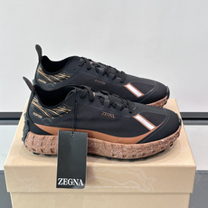 ZEGNA × Norda 联名越野跑鞋,针织网面鞋身搭配皮革拼接,鞋舌处有"ZEGNA"和"norda"双品牌 ZEGNA × Norda 联名越野跑鞋,针织网面鞋身搭配皮革拼接,鞋舌处有"ZEGNA"和"norda"双品牌