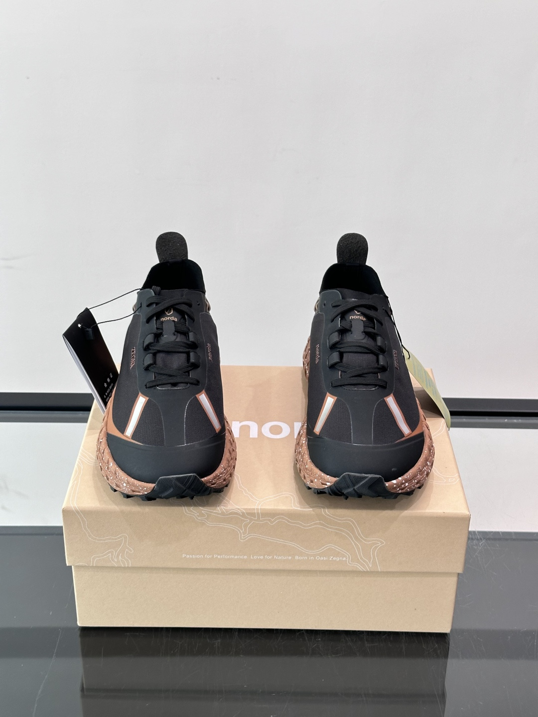 ZEGNA × Norda 联名越野跑鞋,针织网面鞋身搭配皮革拼接,鞋舌处有"ZEGNA"和"norda"双品牌 ZEGNA × Norda 联名越野跑鞋,针织网面鞋身搭配皮革拼接,鞋舌处有"ZEGNA"和"norda"双品牌
