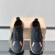 ZEGNA × Norda 联名越野跑鞋,针织网面鞋身搭配皮革拼接,鞋舌处有"ZEGNA"和"norda"双品牌 ZEGNA × Norda 联名越野跑鞋,针织网面鞋身搭配皮革拼接,鞋舌处有"ZEGNA"和"norda"双品牌