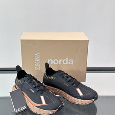 ZEGNA × Norda 联名越野跑鞋,针织网面鞋身搭配皮革拼接,鞋舌处有"ZEGNA"和"norda"双品牌 ZEGNA × Norda 联名越野跑鞋,针织网面鞋身搭配皮革拼接,鞋舌处有"ZEGNA"和"norda"双品牌