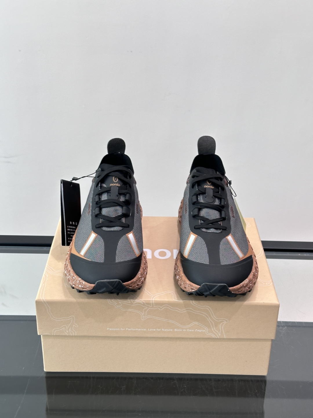 ​​ZEGNA × Norda 联名越野跑鞋​​，针织网面鞋身搭配皮革拼接，鞋舌处有"ZEGNA"和"norda"双品牌
