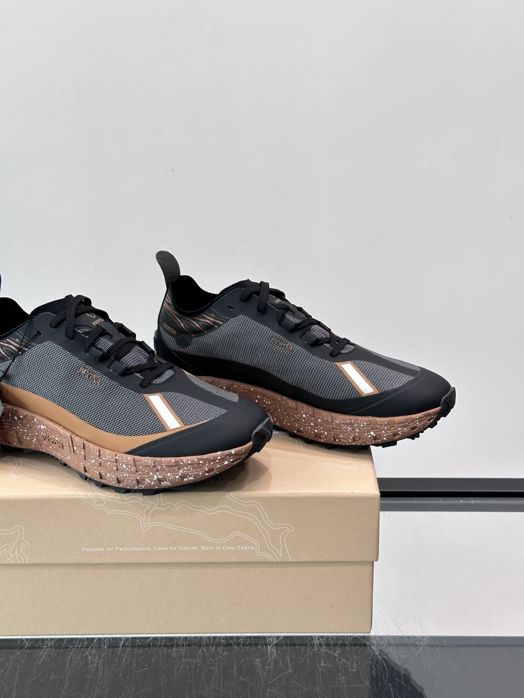 ​​ZEGNA × Norda 联名越野跑鞋​​，针织网面鞋身搭配皮革拼接，鞋舌处有"ZEGNA"和"norda"双品牌