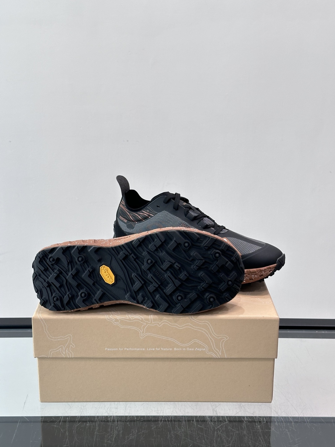 ​​ZEGNA × Norda 联名越野跑鞋​​，针织网面鞋身搭配皮革拼接，鞋舌处有"ZEGNA"和"norda"双品牌