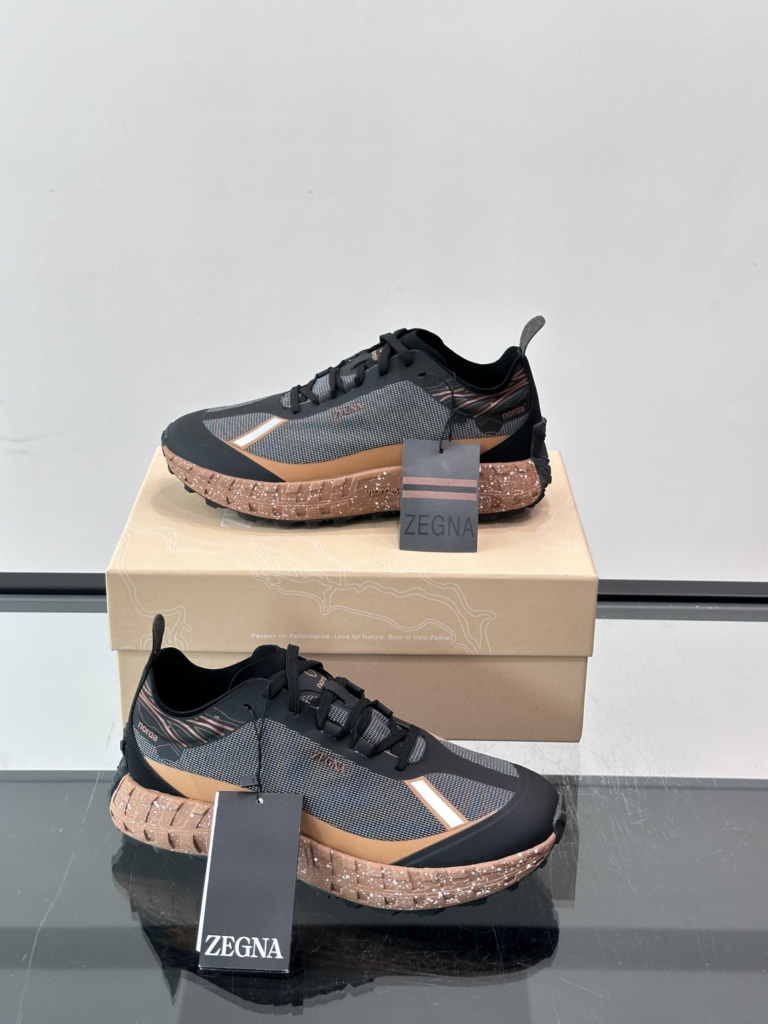 ​​ZEGNA × Norda 联名越野跑鞋​​，针织网面鞋身搭配皮革拼接，鞋舌处有"ZEGNA"和"norda"双品牌