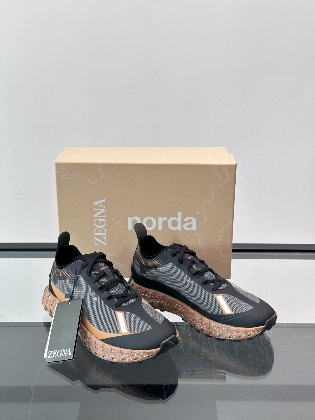 ​​ZEGNA × Norda 联名越野跑鞋​​，针织网面鞋身搭配皮革拼接，鞋舌处有"ZEGNA"和"norda"双品牌