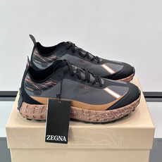 ZEGNA × Norda 联名越野跑鞋,针织网面鞋身搭配皮革拼接,鞋舌处有"ZEGNA"和"norda"双品牌 ZEGNA × Norda 联名越野跑鞋,针织网面鞋身搭配皮革拼接,鞋舌处有"ZEGNA"和"norda"双品牌