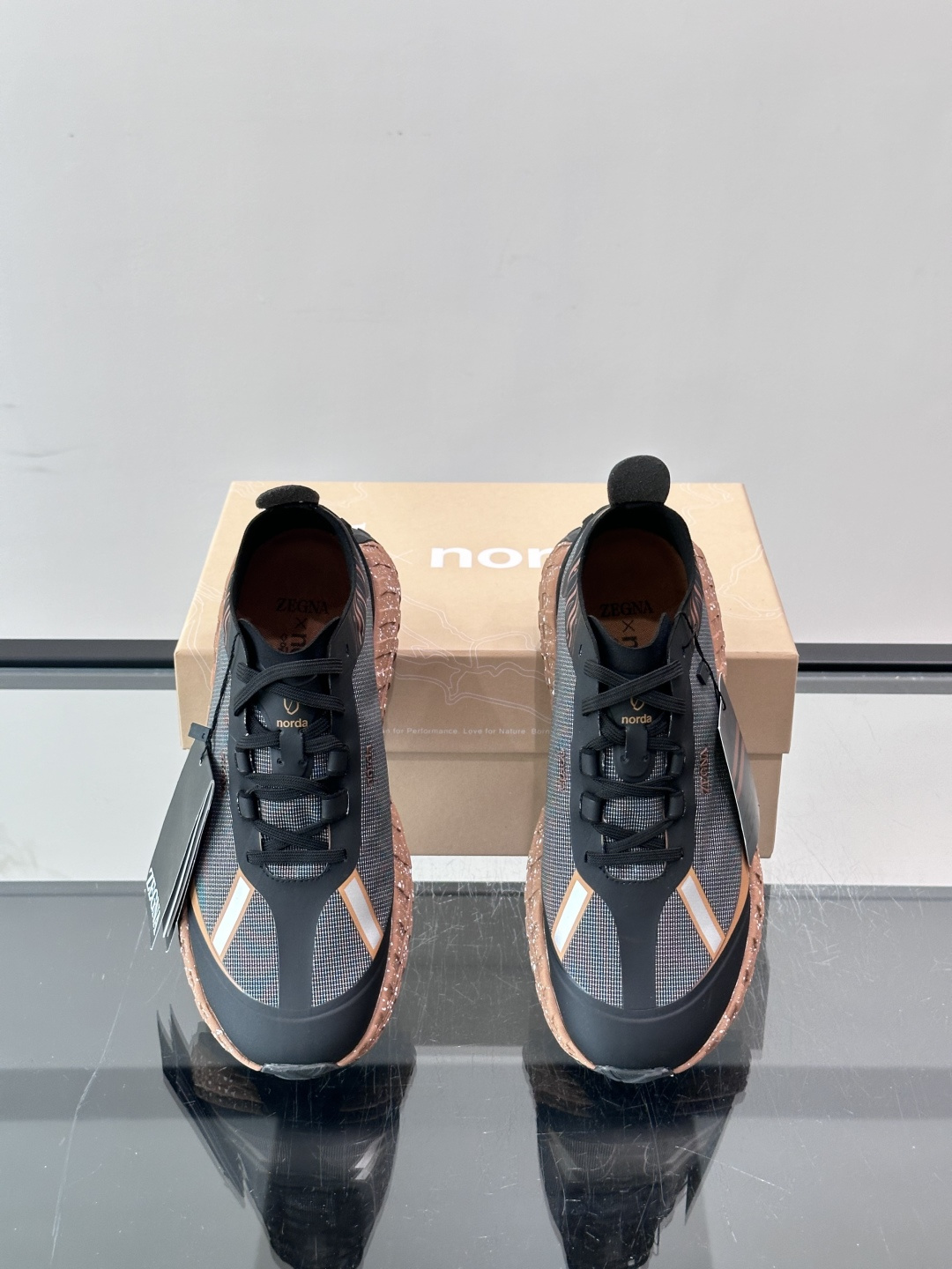 ​​ZEGNA × Norda 联名越野跑鞋​​，针织网面鞋身搭配皮革拼接，鞋舌处有"ZEGNA"和"norda"双品牌
