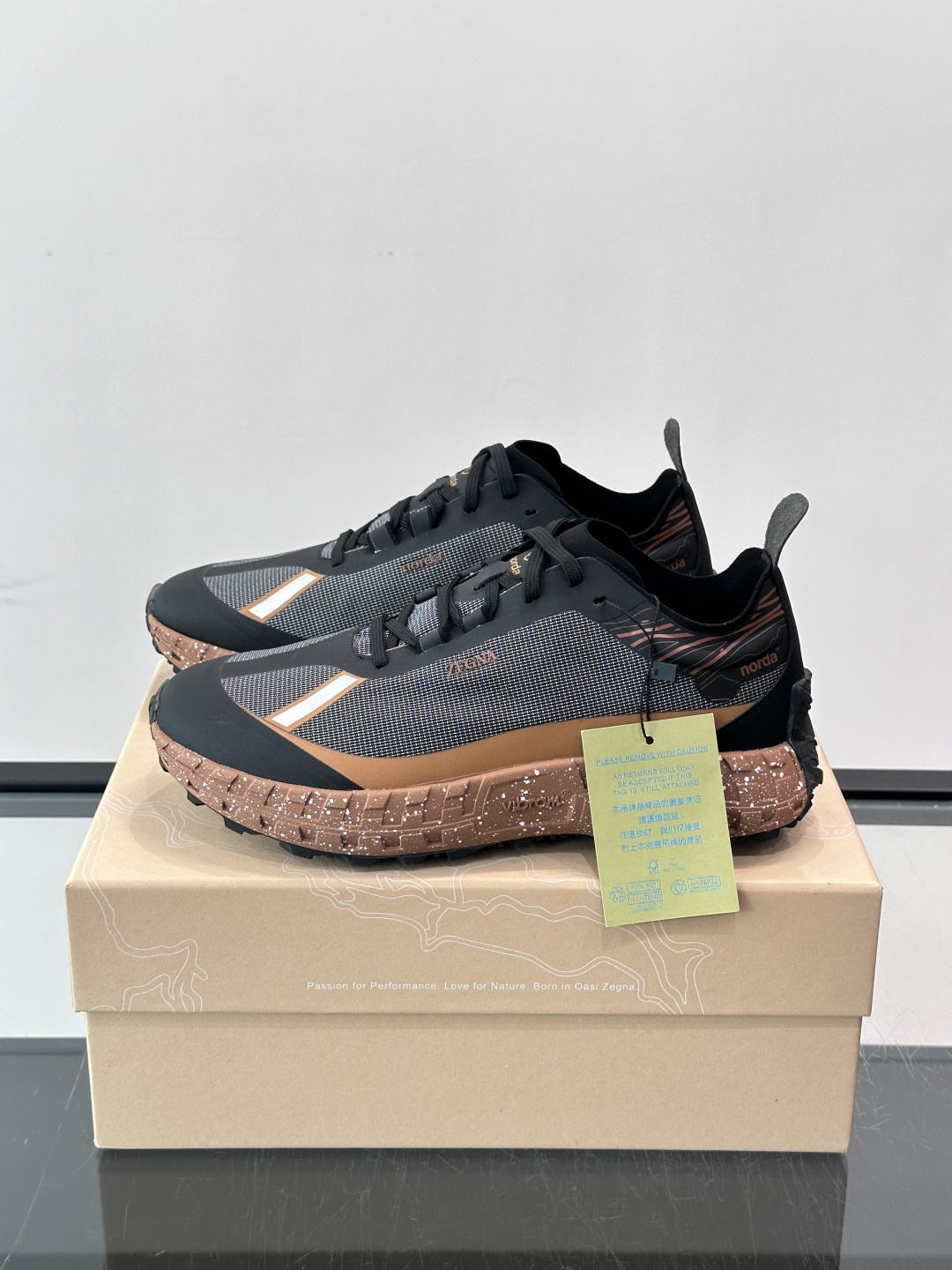 ​​ZEGNA × Norda 联名越野跑鞋​​，针织网面鞋身搭配皮革拼接，鞋舌处有"ZEGNA"和"norda"双品牌