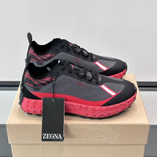 ZEGNA × Norda 联名越野跑鞋,针织网面鞋身搭配皮革拼接,鞋舌处有"ZEGNA"和"norda"双品牌 ZEGNA × Norda 联名越野跑鞋,针织网面鞋身搭配皮革拼接,鞋舌处有"ZEGNA"和"norda"双品牌