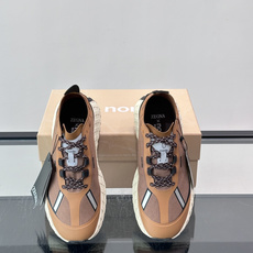 ZEGNA × Norda 联名越野跑鞋,针织网面鞋身搭配皮革拼接,鞋舌处有"ZEGNA"和"norda"双品牌 ZEGNA × Norda 联名越野跑鞋,针织网面鞋身搭配皮革拼接,鞋舌处有"ZEGNA"和"norda"双品牌