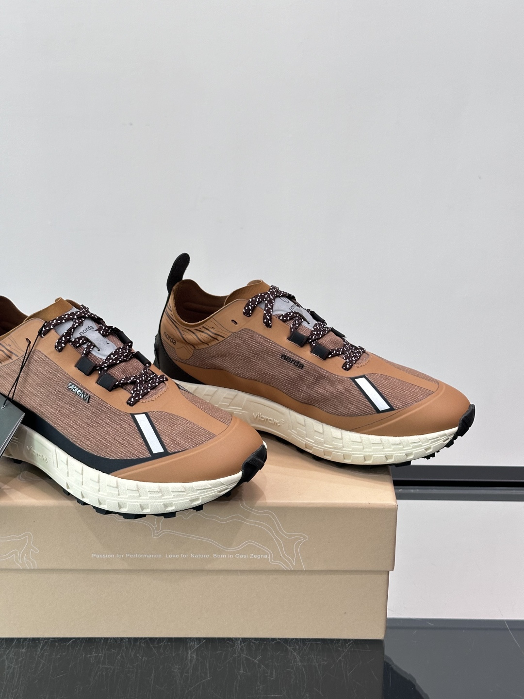ZEGNA × Norda 联名越野跑鞋,针织网面鞋身搭配皮革拼接,鞋舌处有"ZEGNA"和"norda"双品牌 ZEGNA × Norda 联名越野跑鞋,针织网面鞋身搭配皮革拼接,鞋舌处有"ZEGNA"和"norda"双品牌