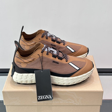 ZEGNA × Norda 联名越野跑鞋,针织网面鞋身搭配皮革拼接,鞋舌处有"ZEGNA"和"norda"双品牌 ZEGNA × Norda 联名越野跑鞋,针织网面鞋身搭配皮革拼接,鞋舌处有"ZEGNA"和"norda"双品牌
