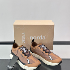 ZEGNA × Norda 联名越野跑鞋,针织网面鞋身搭配皮革拼接,鞋舌处有"ZEGNA"和"norda"双品牌 ZEGNA × Norda 联名越野跑鞋,针织网面鞋身搭配皮革拼接,鞋舌处有"ZEGNA"和"norda"双品牌