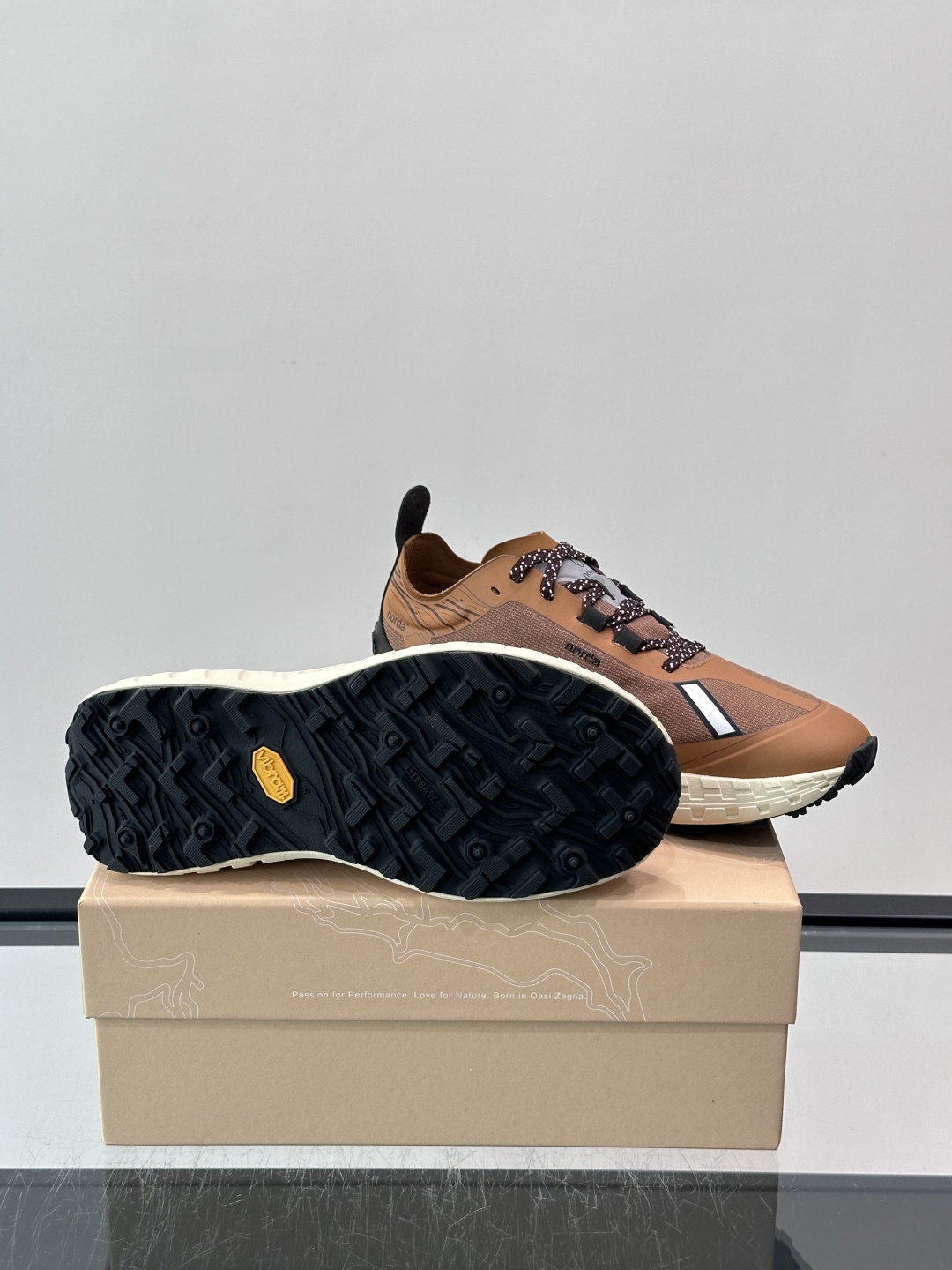 ZEGNA × Norda 联名越野跑鞋,针织网面鞋身搭配皮革拼接,鞋舌处有"ZEGNA"和"norda"双品牌 ZEGNA × Norda 联名越野跑鞋,针织网面鞋身搭配皮革拼接,鞋舌处有"ZEGNA"和"norda"双品牌