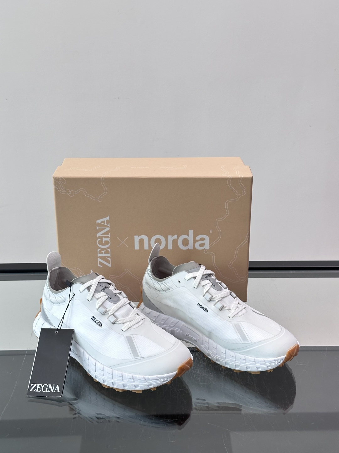 ZEGNA × Norda 联名越野跑鞋,针织网面鞋身搭配皮革拼接,鞋舌处有"ZEGNA"和"norda"双品牌 ZEGNA × Norda 联名越野跑鞋,针织网面鞋身搭配皮革拼接,鞋舌处有"ZEGNA"和"norda"双品牌