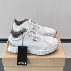 ZEGNA × Norda 联名越野跑鞋,针织网面鞋身搭配皮革拼接,鞋舌处有"ZEGNA"和"norda"双品牌 ZEGNA × Norda 联名越野跑鞋,针织网面鞋身搭配皮革拼接,鞋舌处有"ZEGNA"和"norda"双品牌