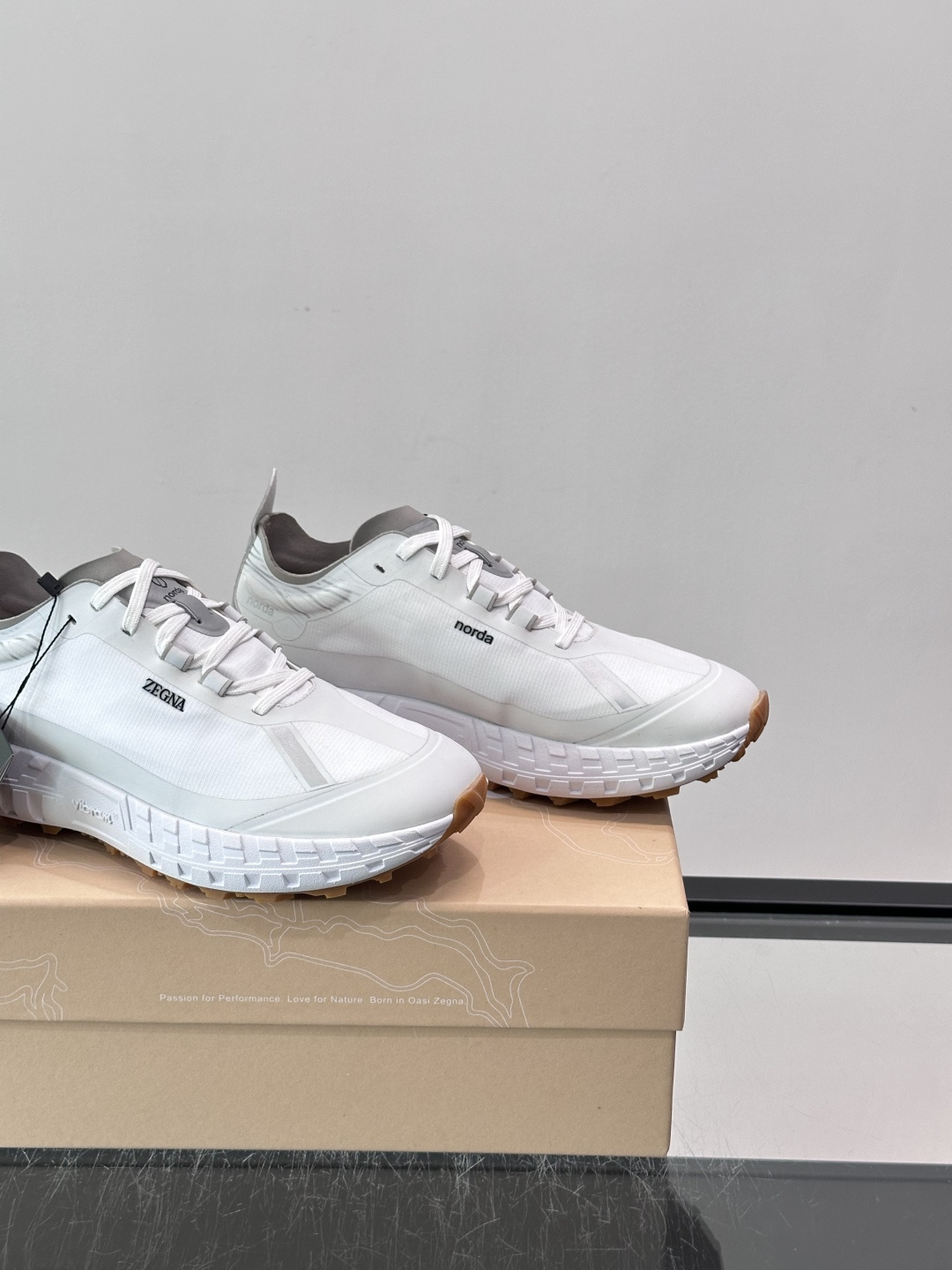 ZEGNA × Norda 联名越野跑鞋,针织网面鞋身搭配皮革拼接,鞋舌处有"ZEGNA"和"norda"双品牌 ZEGNA × Norda 联名越野跑鞋,针织网面鞋身搭配皮革拼接,鞋舌处有"ZEGNA"和"norda"双品牌