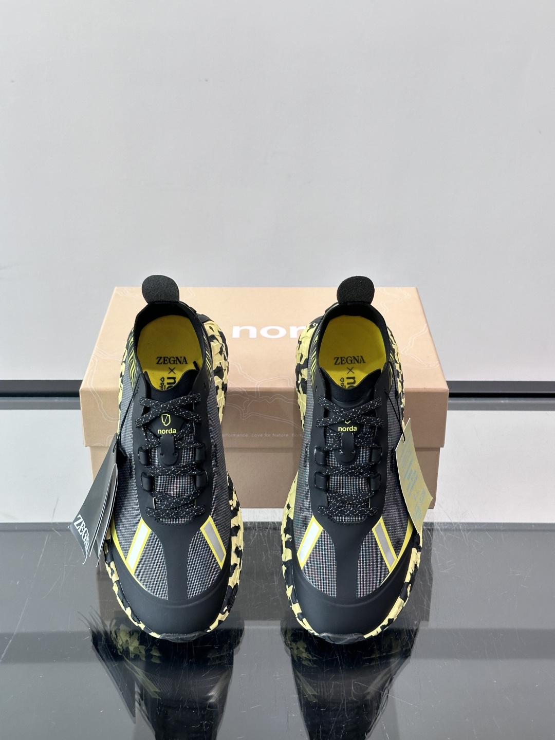 ​​ZEGNA × Norda 联名越野跑鞋​​，针织网面鞋身搭配皮革拼接，鞋舌处有"ZEGNA"和"norda"双品牌