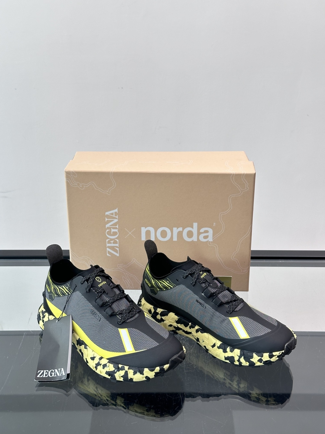 ​​ZEGNA × Norda 联名越野跑鞋​​，针织网面鞋身搭配皮革拼接，鞋舌处有"ZEGNA"和"norda"双品牌