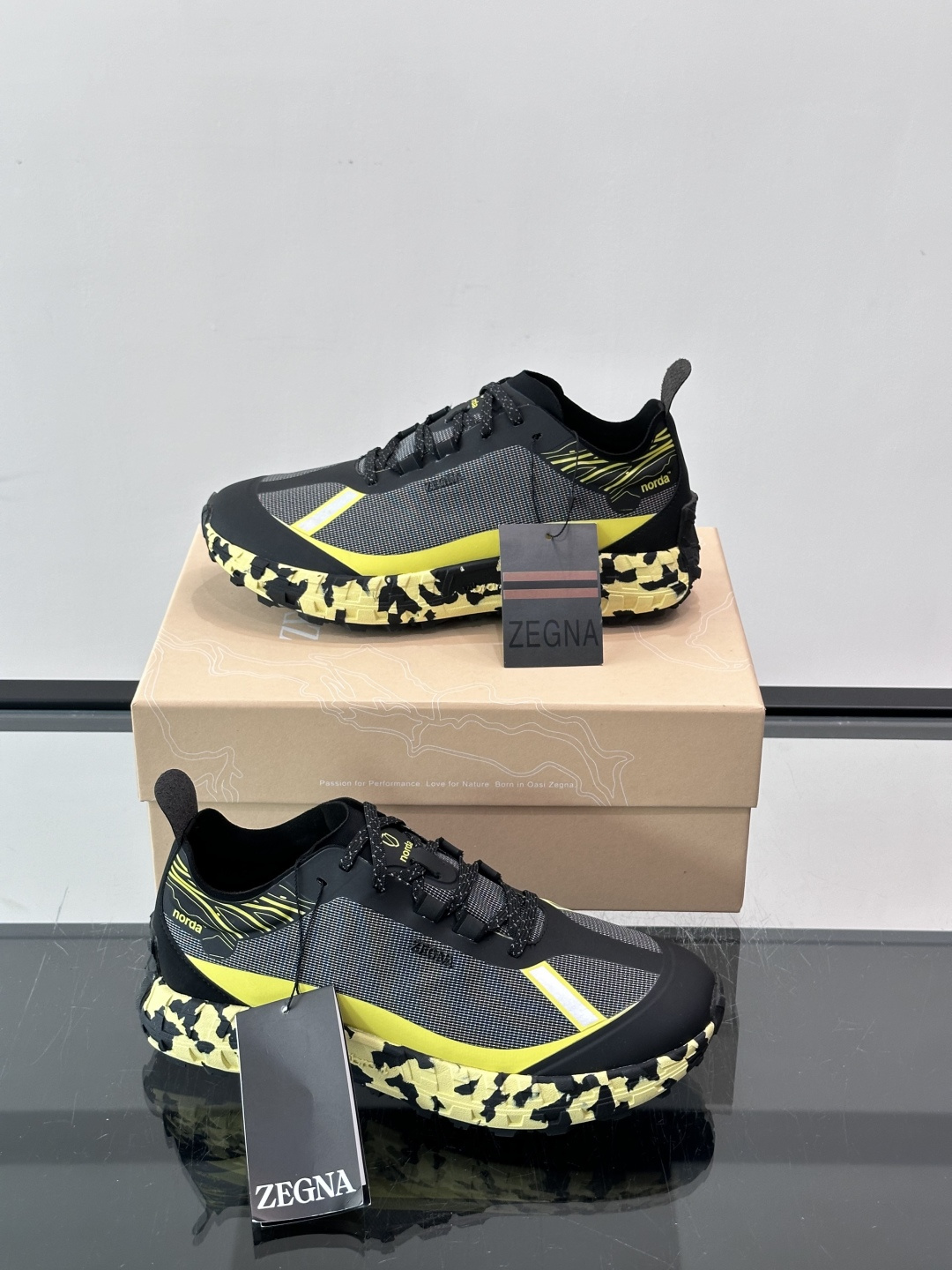 ​​ZEGNA × Norda 联名越野跑鞋​​，针织网面鞋身搭配皮革拼接，鞋舌处有"ZEGNA"和"norda"双品牌