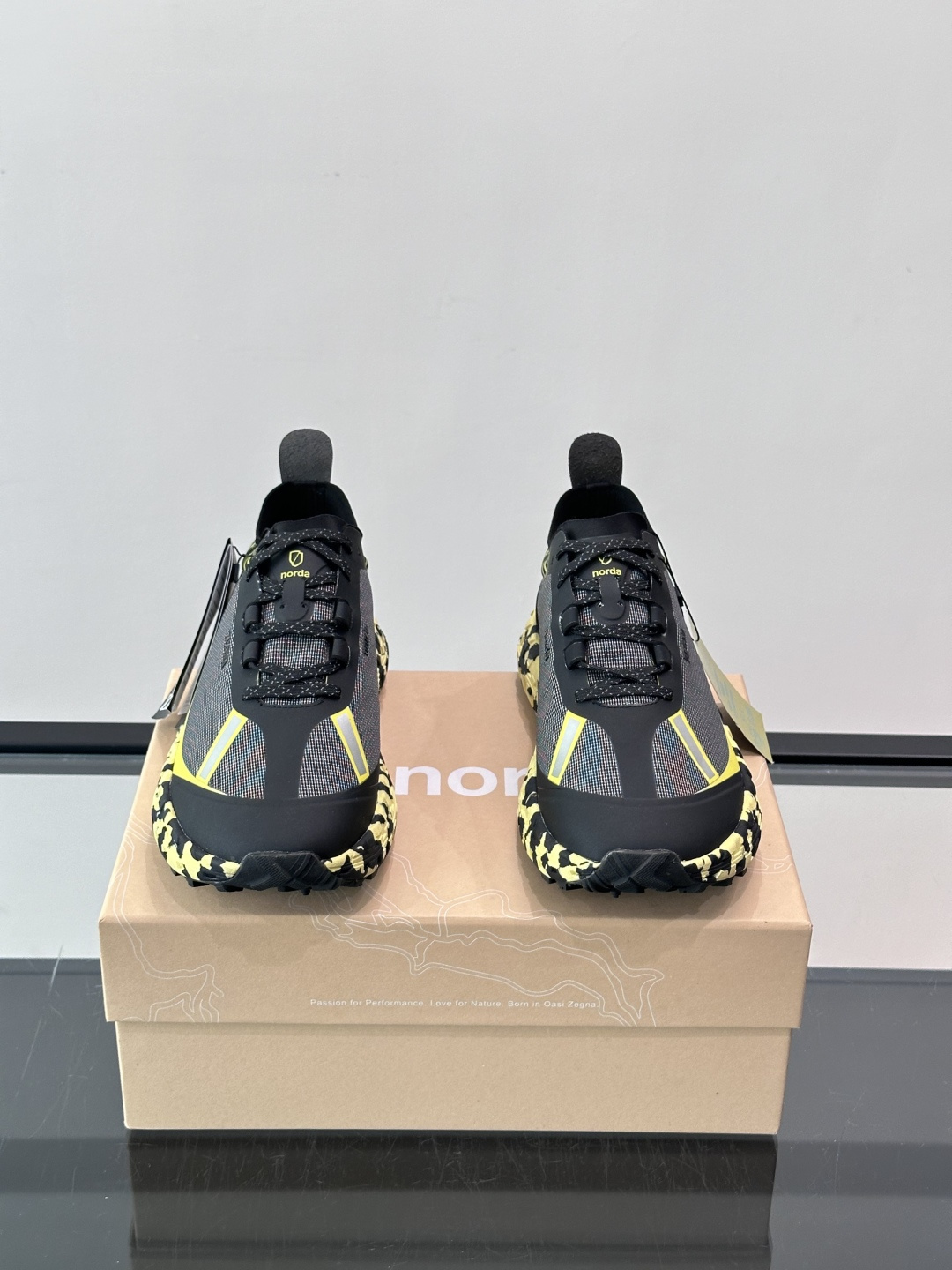 ​​ZEGNA × Norda 联名越野跑鞋​​，针织网面鞋身搭配皮革拼接，鞋舌处有"ZEGNA"和"norda"双品牌